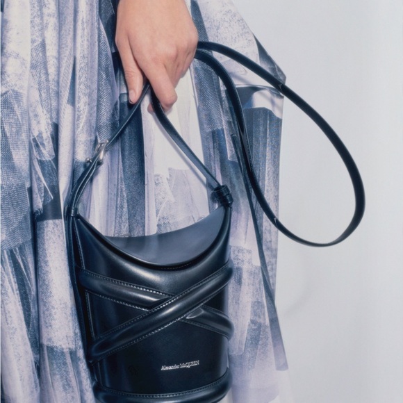 Alexander McQueen The Curve Bucket Bag in Black - Picture 11 of 11